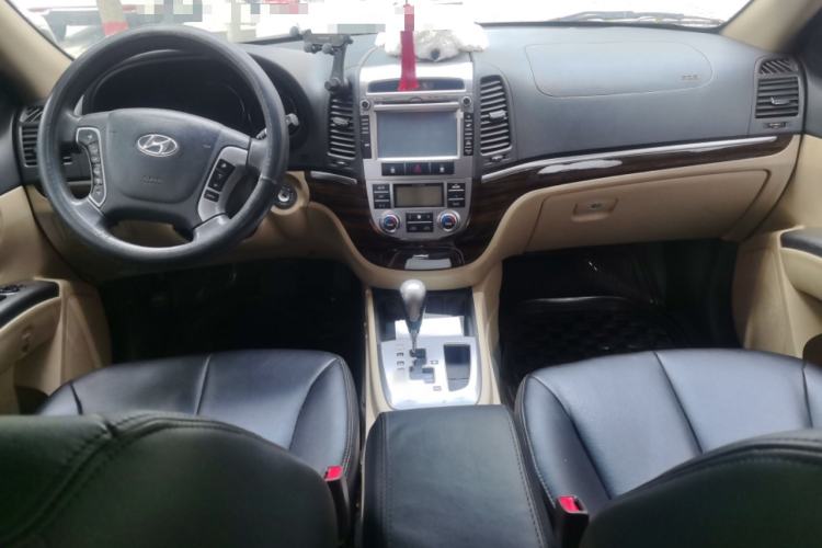 Used Hyundai Santa Fe Classic 2012 2.4 Comfort Edition 7-Seater Four-Wheel Drive Center Console