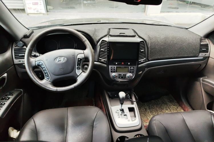 Used Hyundai Santa Fe Classic 2012 2.4 Ultimate Edition 7-Seater Four-Wheel Drive Center Console