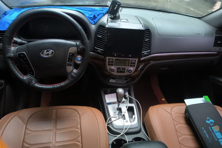 Used Hyundai Santa Fe Classic 2012 2.4 Luxury Edition 7-Seater Four-Wheel Drive Center Console