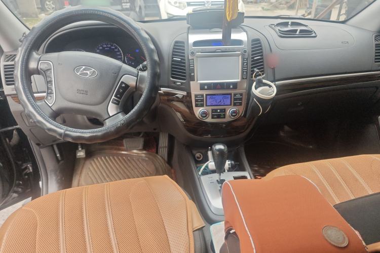Used Hyundai Santa Fe Classic 2012 2.4 Comfort Edition 7-Seater Four-Wheel Drive Center Console