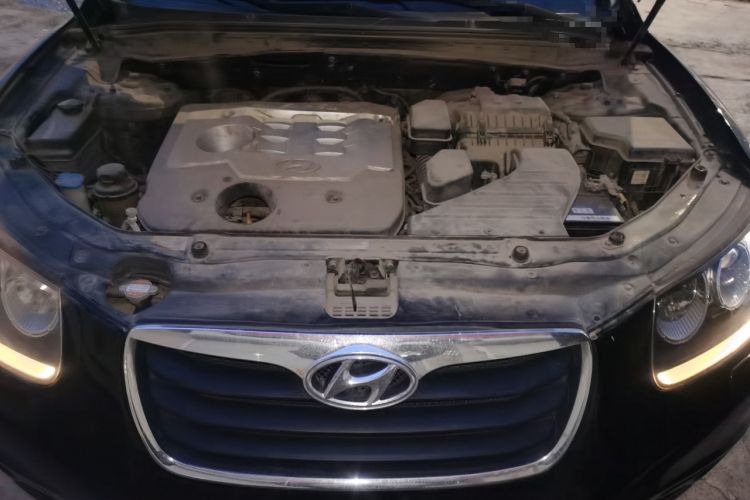 Used Hyundai Santa Fe Classic 2012 2.4 Comfort Edition 7-Seater Four-Wheel Drive Engine Bay