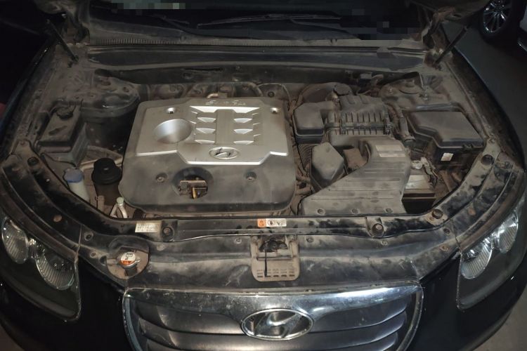 Used Hyundai Santa Fe Classic 2012 2.4 Comfort Edition 7-Seater Four-Wheel Drive Engine Bay