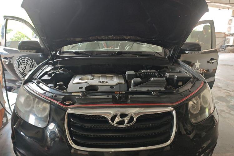 Used Hyundai Santa Fe Classic 2012 2.4 Luxury Edition 7-Seater Four-Wheel Drive Engine Bay