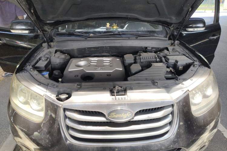 Used Hyundai Santa Fe Classic 2012 2.4 Comfort Edition 7-Seater Four-Wheel Drive Engine Bay