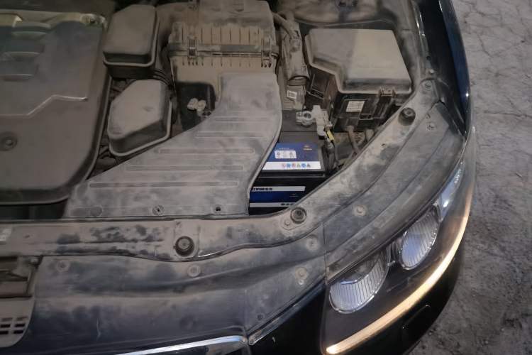 Used Hyundai Santa Fe Classic 2012 2.4 Comfort Edition 7-Seater Four-Wheel Drive Engine Bay Left
