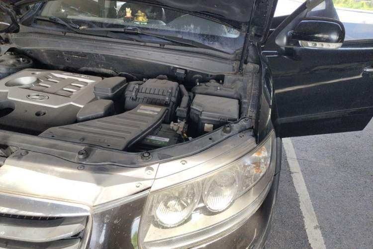 Used Hyundai Santa Fe Classic 2012 2.4 Comfort Edition 7-Seater Four-Wheel Drive Engine Bay Left