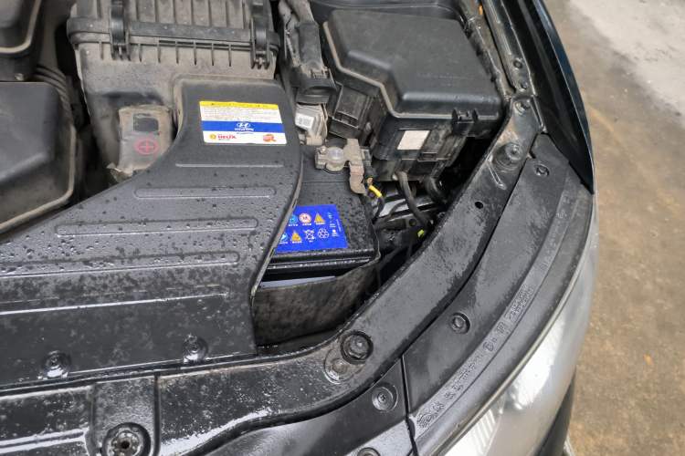 Used Hyundai Santa Fe Classic 2012 2.4 Luxury Edition 7-Seater Four-Wheel Drive Engine Bay Left