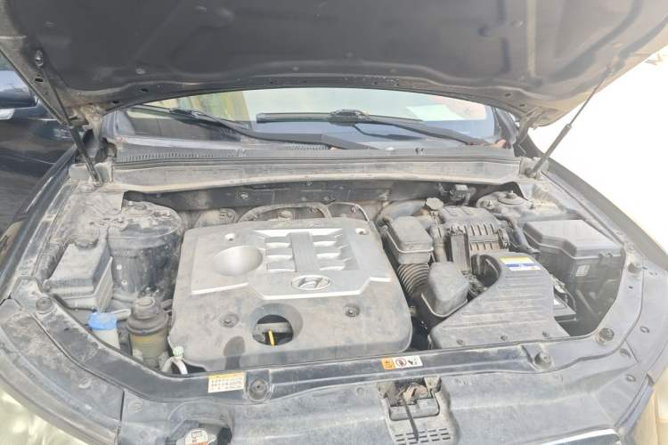 Used Hyundai Santa Fe Classic 2012 2.4 Ultimate Edition 7-Seater Four-Wheel Drive Engine Bay