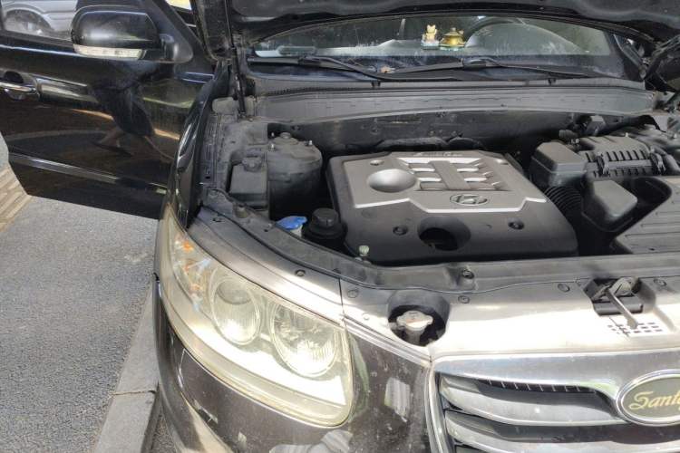 Used Hyundai Santa Fe Classic 2012 2.4 Comfort Edition 7-Seater Four-Wheel Drive Engine Bay Right