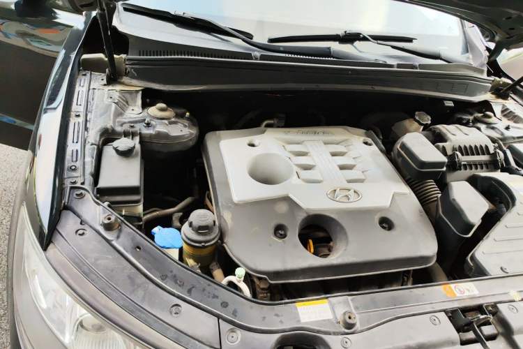 Used Hyundai Santa Fe Classic 2012 2.4 Ultimate Edition 7-Seater Four-Wheel Drive Engine Bay Right