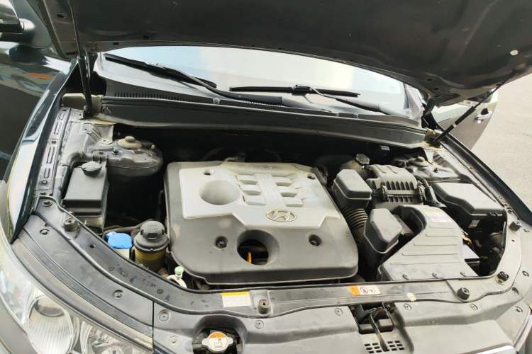 Used Hyundai Santa Fe Classic 2012 2.4 Ultimate Edition 7-Seater Four-Wheel Drive Engine Bay