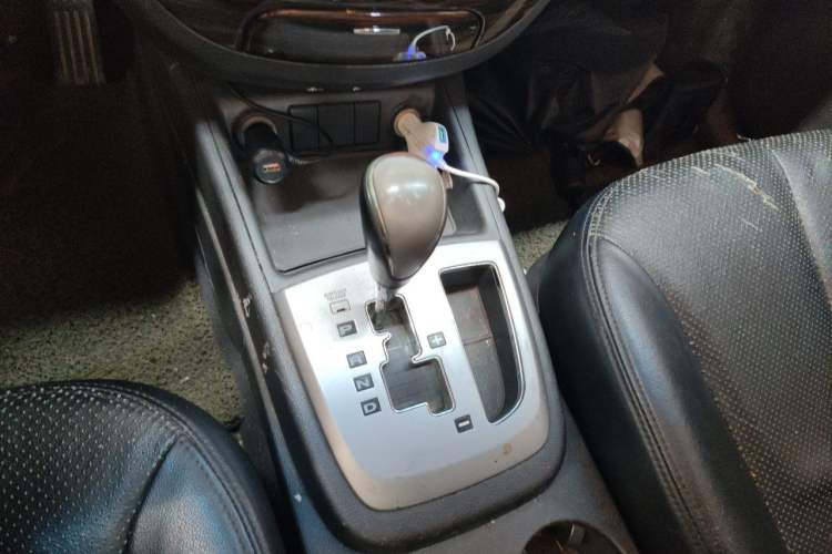 Used Hyundai Santa Fe Classic 2012 2.4 Comfort Edition 7-Seater Four-Wheel Drive Gear Lever