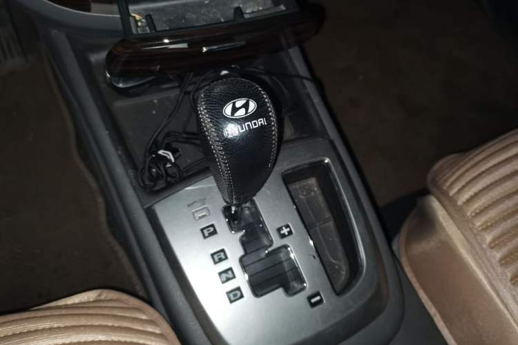 Used Hyundai Santa Fe Classic 2012 2.4 Comfort Edition 7-Seater Four-Wheel Drive Gear Lever