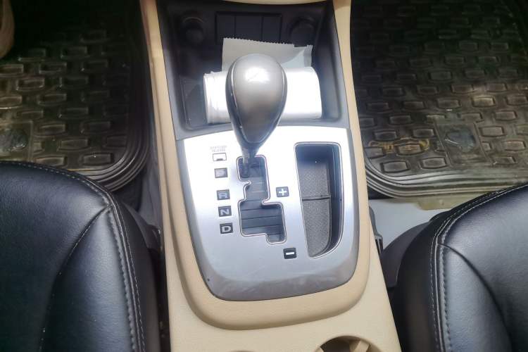 Used Hyundai Santa Fe Classic 2012 2.4 Comfort Edition 7-Seater Four-Wheel Drive Gear Lever