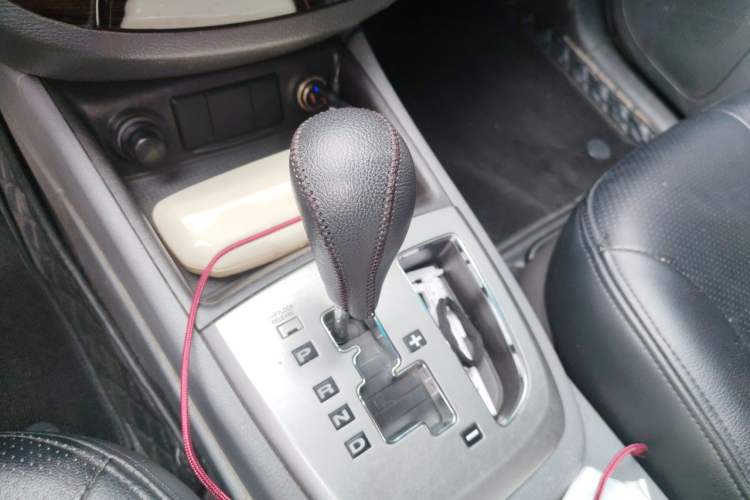 Used Hyundai Santa Fe Classic 2012 2.4 Comfort Edition 5-Seater Two-Wheel Drive Gear Lever