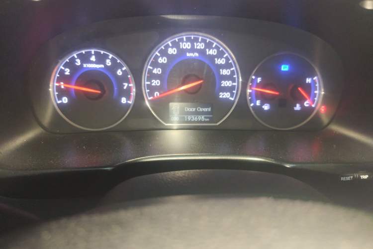 Used Hyundai Santa Fe Classic 2012 2.4 Comfort Edition 7-Seater Four-Wheel Drive Odometer Close Up