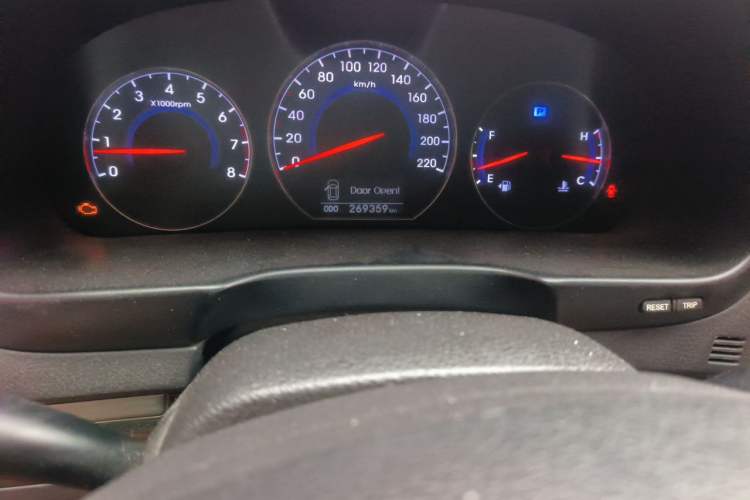 Used Hyundai Santa Fe Classic 2012 2.4 Comfort Edition 7-Seater Four-Wheel Drive Odometer Close Up