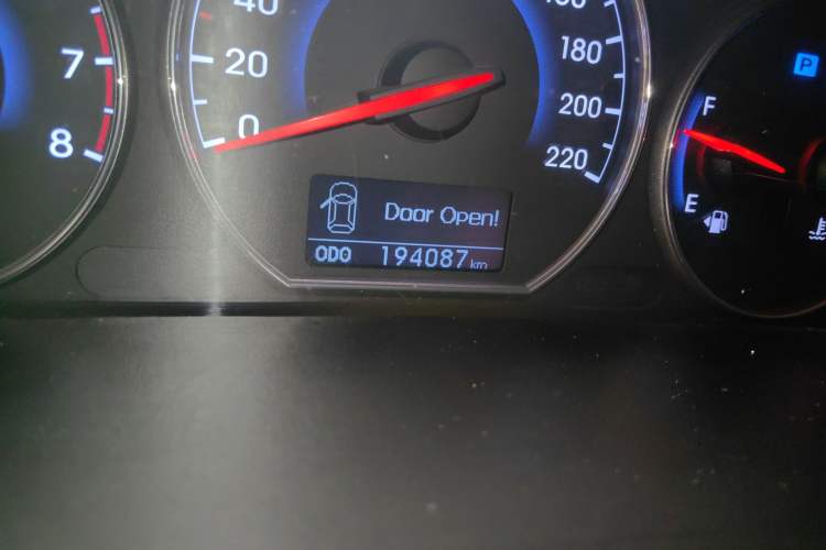 Used Hyundai Santa Fe Classic 2012 2.4 Luxury Edition Five-Seater Two-Wheel Drive Odometer Close Up