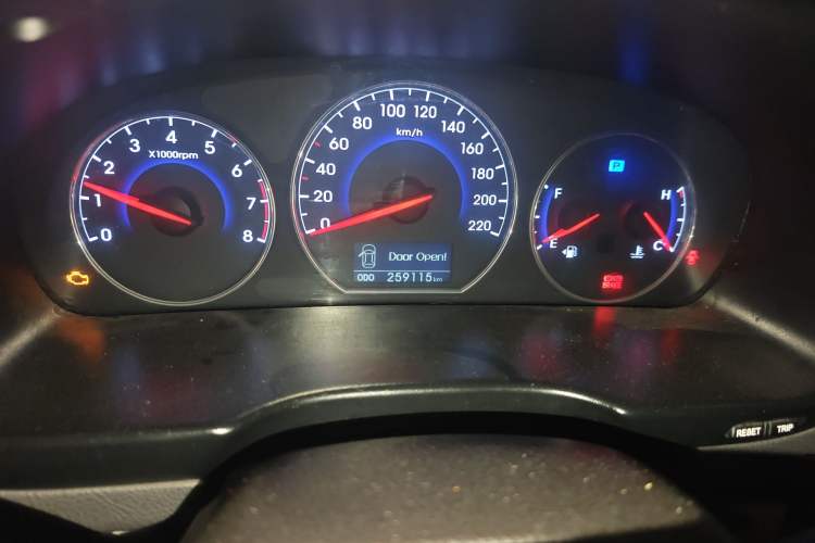 Used Hyundai Santa Fe Classic 2012 2.4 Comfort Edition 7-Seater Four-Wheel Drive Odometer Close Up