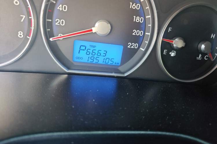Used Hyundai Santa Fe Classic 2012 2.4 Comfort Edition 5-Seater Two-Wheel Drive Odometer Close Up