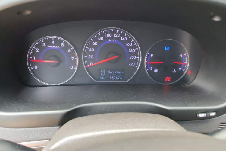 Used Hyundai Santa Fe Classic 2012 2.4 Ultimate Edition 7-Seater Four-Wheel Drive Odometer Close Up