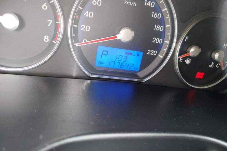 Used Hyundai Santa Fe Classic 2012 2.4 Comfort Edition 5-Seater Two-Wheel Drive Odometer Close Up