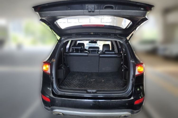 Used Hyundai Santa Fe Classic 2012 2.4 Comfort Edition 7-Seater Four-Wheel Drive Trunk