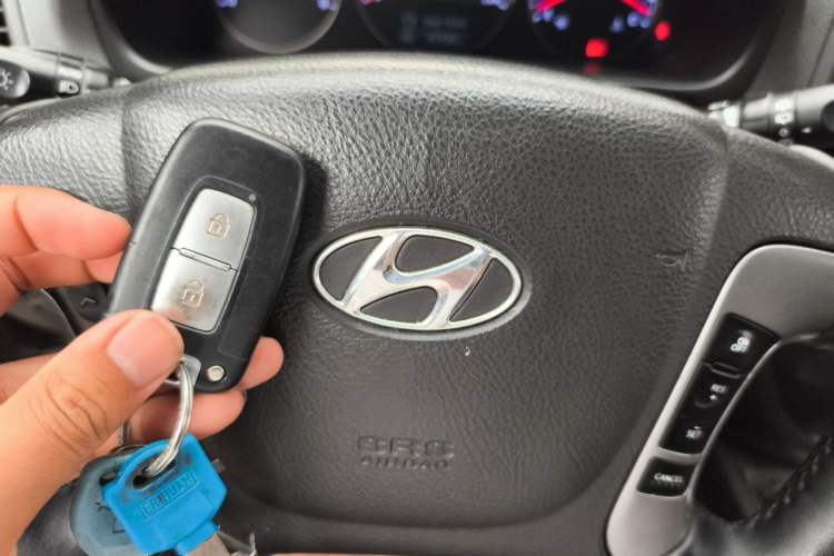 Used Hyundai Santa Fe Classic 2012 2.4 Ultimate Edition 7-Seater Four-Wheel Drive Vehicle Key