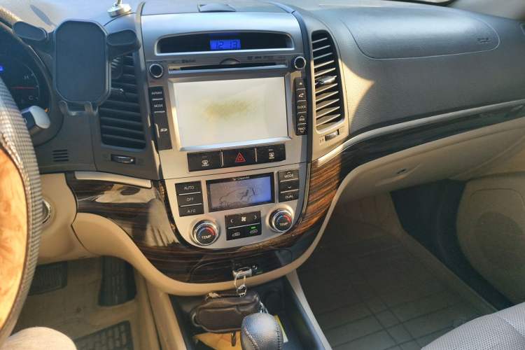 Used Hyundai Santa Fe Classic 2012 2.4 Luxury Edition 7-Seater Four-Wheel Drive Audio And AC Panel
