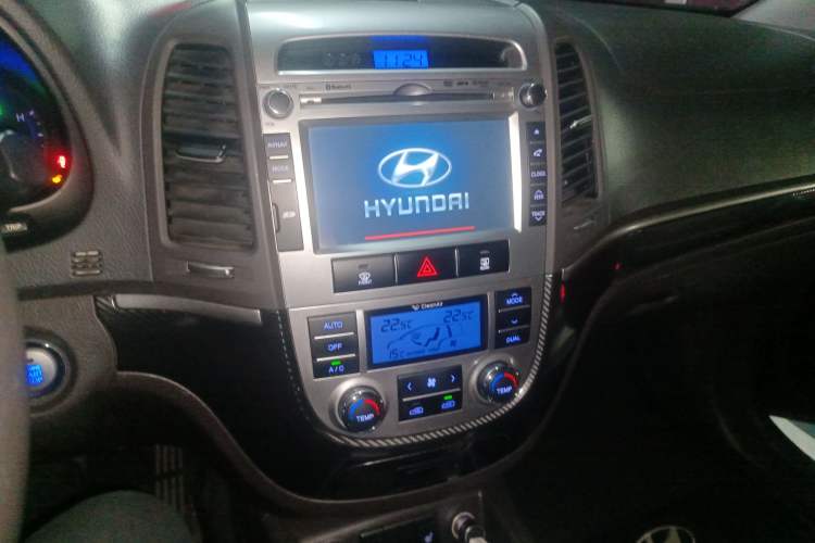 Used Hyundai Santa Fe Classic 2012 2.4 Ultimate Edition 7-Seater Four-Wheel Drive Audio And AC Panel
