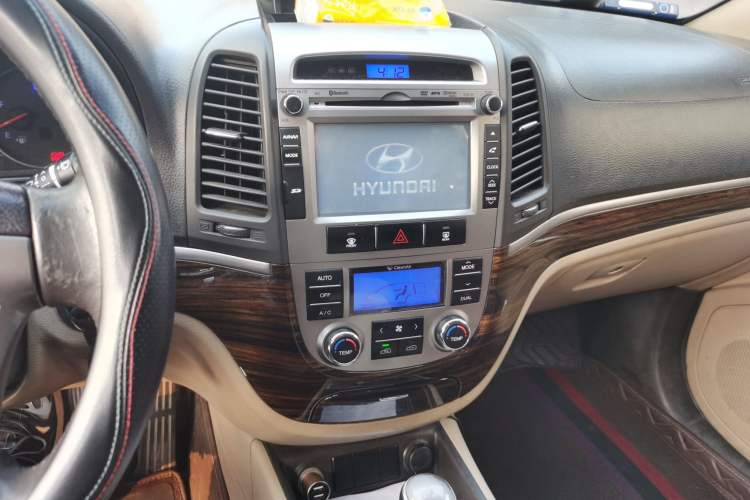 Used Hyundai Santa Fe Classic 2012 2.4 Comfort Edition 7-Seater Four-Wheel Drive Audio And AC Panel