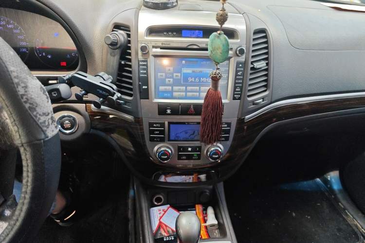 Used Hyundai Santa Fe Classic 2012 2.4 Comfort Edition 7-Seater Four-Wheel Drive Audio And AC Panel