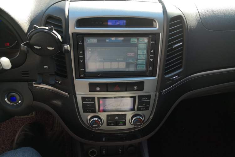 Used Hyundai Santa Fe Classic 2012 2.4 Ultimate Edition 7-Seater Four-Wheel Drive Audio And AC Panel