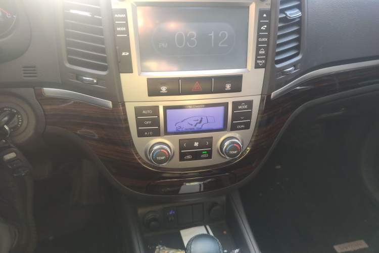 Used Hyundai Santa Fe Classic 2012 2.4 Luxury Edition 7-Seater Four-Wheel Drive Audio And AC Panel