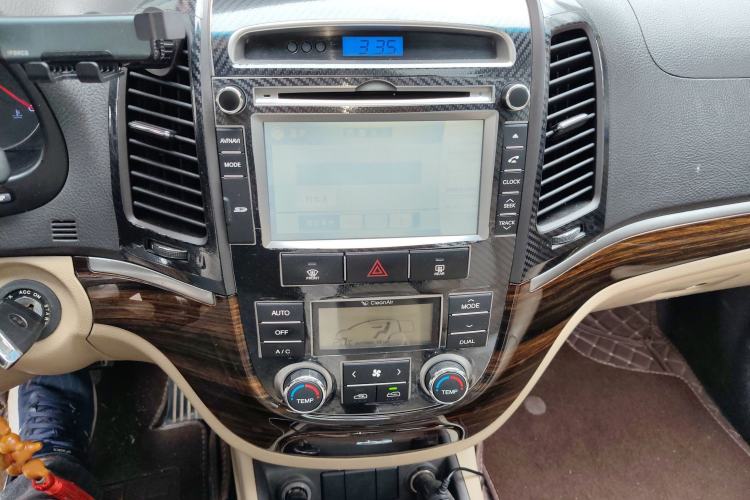 Used Hyundai Santa Fe Classic 2012 2.4 Comfort Edition 7-Seater Four-Wheel Drive Audio And AC Panel