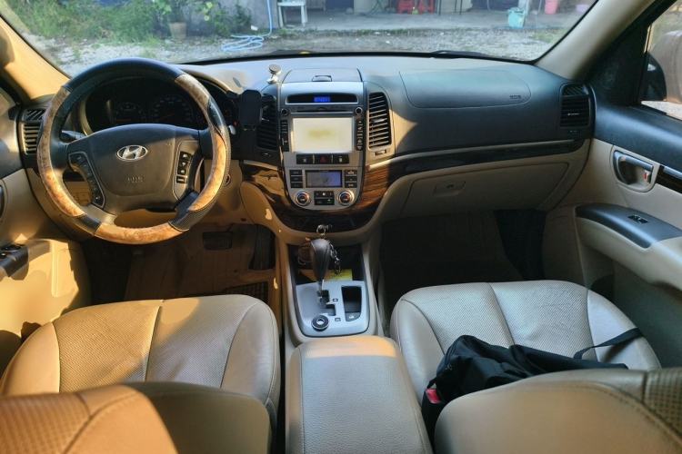 Used Hyundai Santa Fe Classic 2012 2.4 Luxury Edition 7-Seater Four-Wheel Drive Center Console
