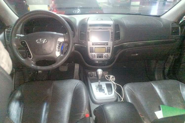 Used Hyundai Santa Fe Classic 2012 2.4 Ultimate Edition 7-Seater Four-Wheel Drive Center Console