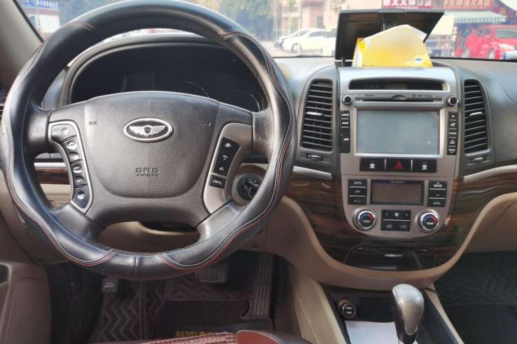 Used Hyundai Santa Fe Classic 2012 2.4 Comfort Edition 7-Seater Four-Wheel Drive Center Console