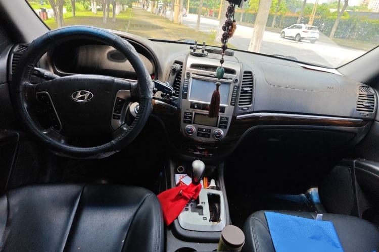 Used Hyundai Santa Fe Classic 2012 2.4 Comfort Edition 7-Seater Four-Wheel Drive Center Console