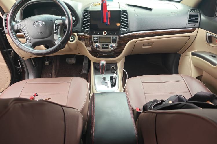 Used Hyundai Santa Fe Classic 2012 2.4 Comfort Edition 7-Seater Four-Wheel Drive Center Console