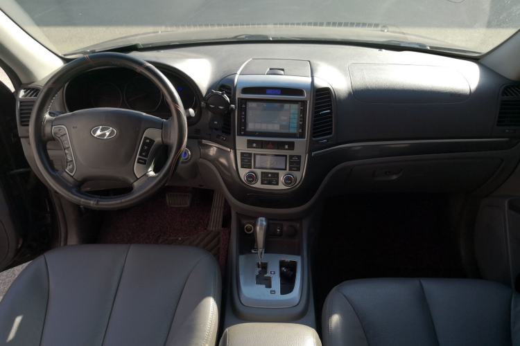 Used Hyundai Santa Fe Classic 2012 2.4 Ultimate Edition 7-Seater Four-Wheel Drive Center Console