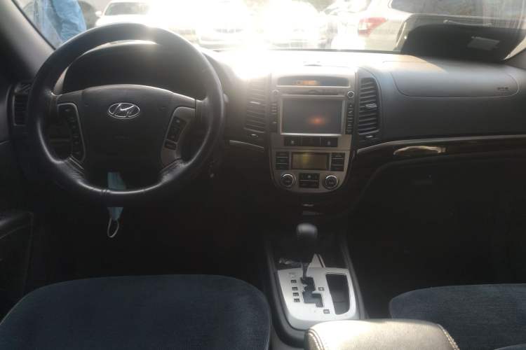 Used Hyundai Santa Fe Classic 2012 2.4 Luxury Edition 7-Seater Four-Wheel Drive Center Console