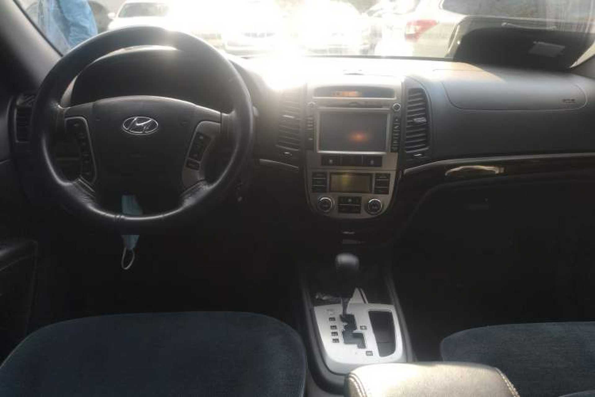 Used Hyundai Santa Fe Classic 2012 2.4 Luxury Edition 7-Seater Four-Wheel Drive Center Console