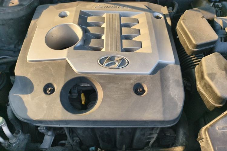 Used Hyundai Santa Fe Classic 2012 2.4 Luxury Edition 7-Seater Four-Wheel Drive Engine Bay