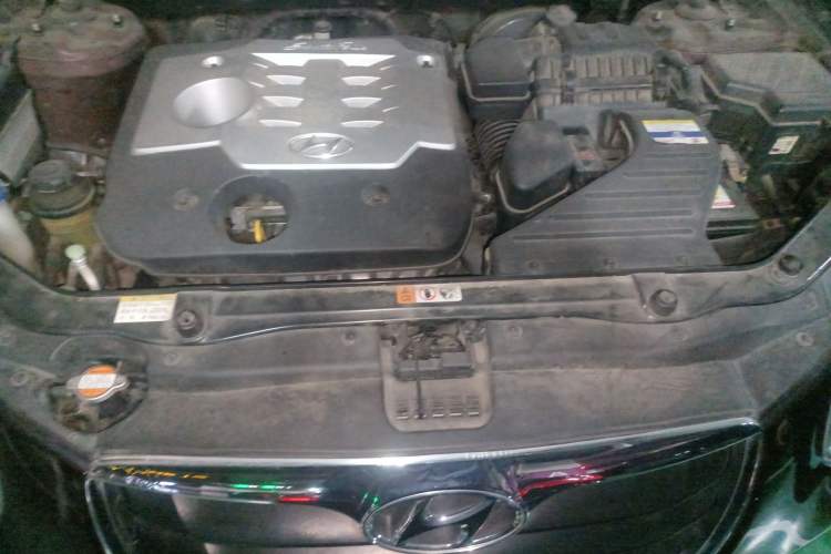 Used Hyundai Santa Fe Classic 2012 2.4 Ultimate Edition 7-Seater Four-Wheel Drive Engine Bay