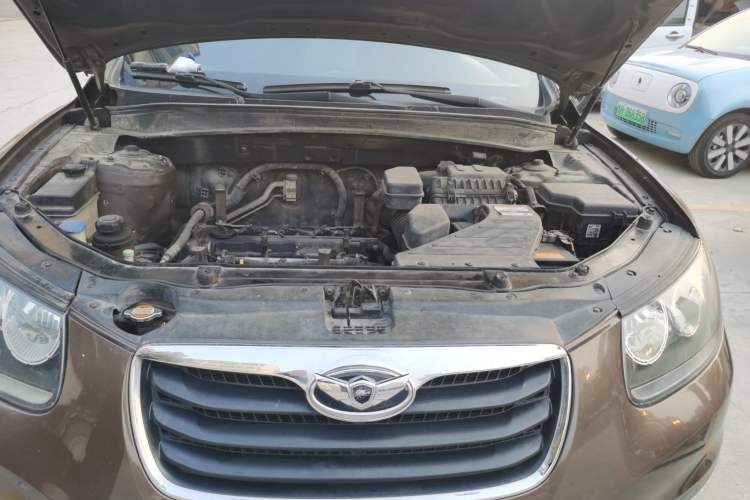 Used Hyundai Santa Fe Classic 2012 2.4 Comfort Edition 7-Seater Four-Wheel Drive Engine Bay