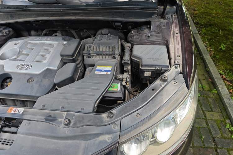 Used Hyundai Santa Fe Classic 2012 2.4 Comfort Edition 7-Seater Four-Wheel Drive Engine Bay Left