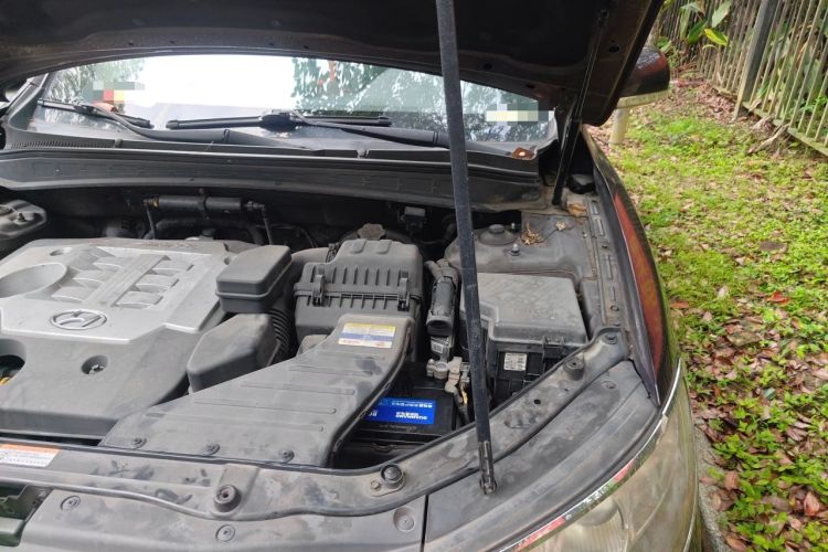 Used Hyundai Santa Fe Classic 2012 2.4 Comfort Edition 7-Seater Four-Wheel Drive Engine Bay Left