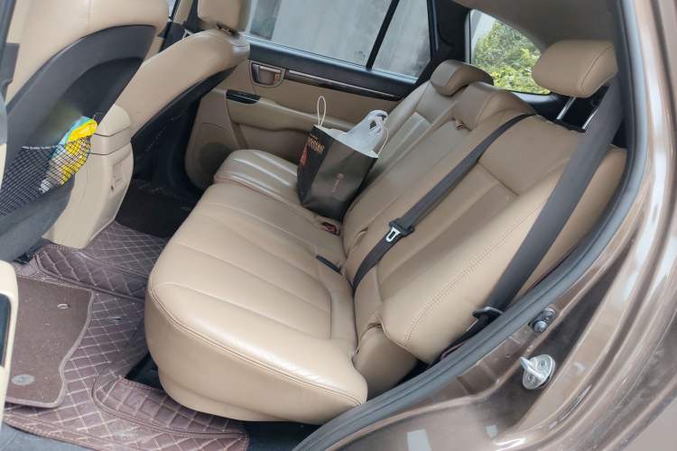 Used Hyundai Santa Fe Classic 2012 2.4 Comfort Edition 7-Seater Four-Wheel Drive Interior 4