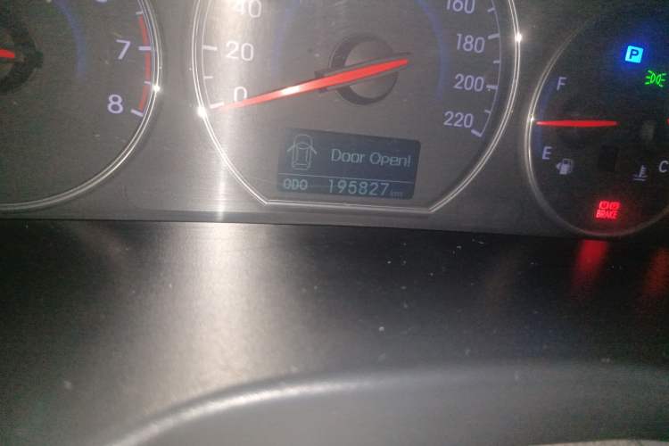 Used Hyundai Santa Fe Classic 2012 2.4 Ultimate Edition 7-Seater Four-Wheel Drive Odometer Close Up